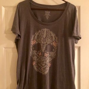 Torrid Size 1 Grey T-shirt with Skull Print
